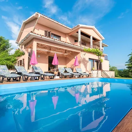 Сasa de vacaciones Sunset With Pool And Large, Mature Garden *